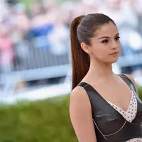 Mantan kekasih Justin Bieber, Selena Gomez memang selalu menarik di segala kesempatan. Termasuk ketika dirinya tiba di Jepang, penampilan kali ini dibilang mirip dengan istri John Lennon, Yoko Ono. (AFP/Bintang.com)
