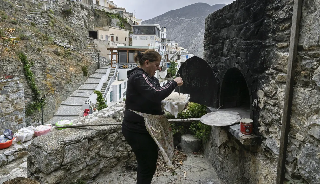 Perempuan Yunani secara tradisional pindah ke rumah suami baru mereka setelah menikah. Di Olimpos, yang terjadi justru sebaliknya. (Louisa GOULIAMAKI / AFP)