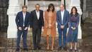 Presiden AS Barack Obama (kedua kiri) beserta  istri Michelle Obama berfoto bersama Pangeran William, Kate Middleton dan Pangeran Harry di Kensington Palace, London , Inggris (22/4). Mereka akan mengadakan acara makan malam. (REUTERS / Kevin Lamarque)