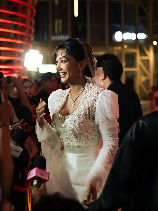Berkebaya Putih Klasik, Tampilan Fanny Ghassani di Gala Premier Film SEBELUM 7 Hari Jadi Sorotan (credit: instagram/fannyghassani).