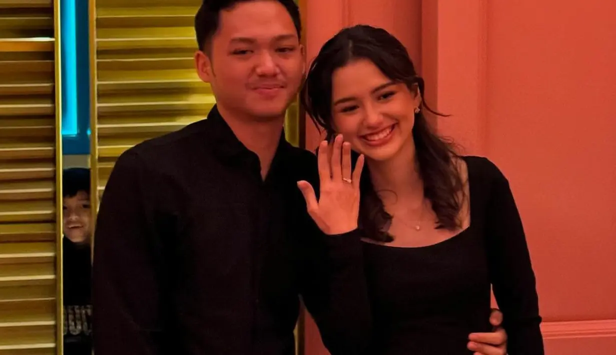 Tampak dua sejoli yang telah menjalin asmara selama empat tahun lamanya ini tampil serasi dalam ansambel serba hitam. [@attahalilintar/@aurelie.hermansyah/@thariqhalilintar].