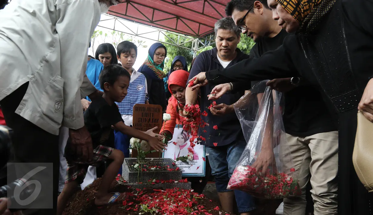 Penaburan bunga di makam Renita Sukardi di TPU Menteng Pulo, Jakarta, Senin (10/4). Renita Sukardi menghembuskan napas terakhirnya di usia 37 tahun. Ia meninggalkan seorang suami dan anak laki-laki. (Liputan6.com/Herman Zakharia)