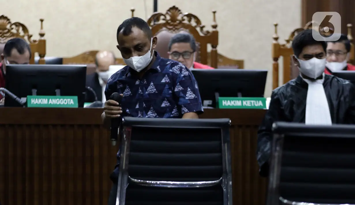 Maskur Husain (kiri) saat menjadi saksi dalam sidang lanjutan dugaan suap penanganan perkara korupsi di Lampung Tengah dengan terdakwa Azis Syamsuddin di Pengadilan Tipikor Jakarta, Kamis (23/12/2021). (Liputan6.com/Helmi Fithriansyah)