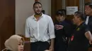 Terdakwa kasus peredaran narkotika di dalam Rumah Tahanan (rutan), Muhammad Ammar Akbar alias Ammar Zoni sesaat sebelum menjalani persidangan di Pengadilan Negeri Jakarta Pusat, Kamis (18/12/2025). Pesohor Muhammad Ammar Akbar alias Ammar Zoni dihadirkan secara langsung pada persidangan terkait kasus peredaran narkotika di dalam Lembaga Pemasyarakatan (Lapas) Salemba di Pengadilan Negeri Jakarta Pusat, Kamis (18/12/2025). (merdeka.com/Arie Basuki)