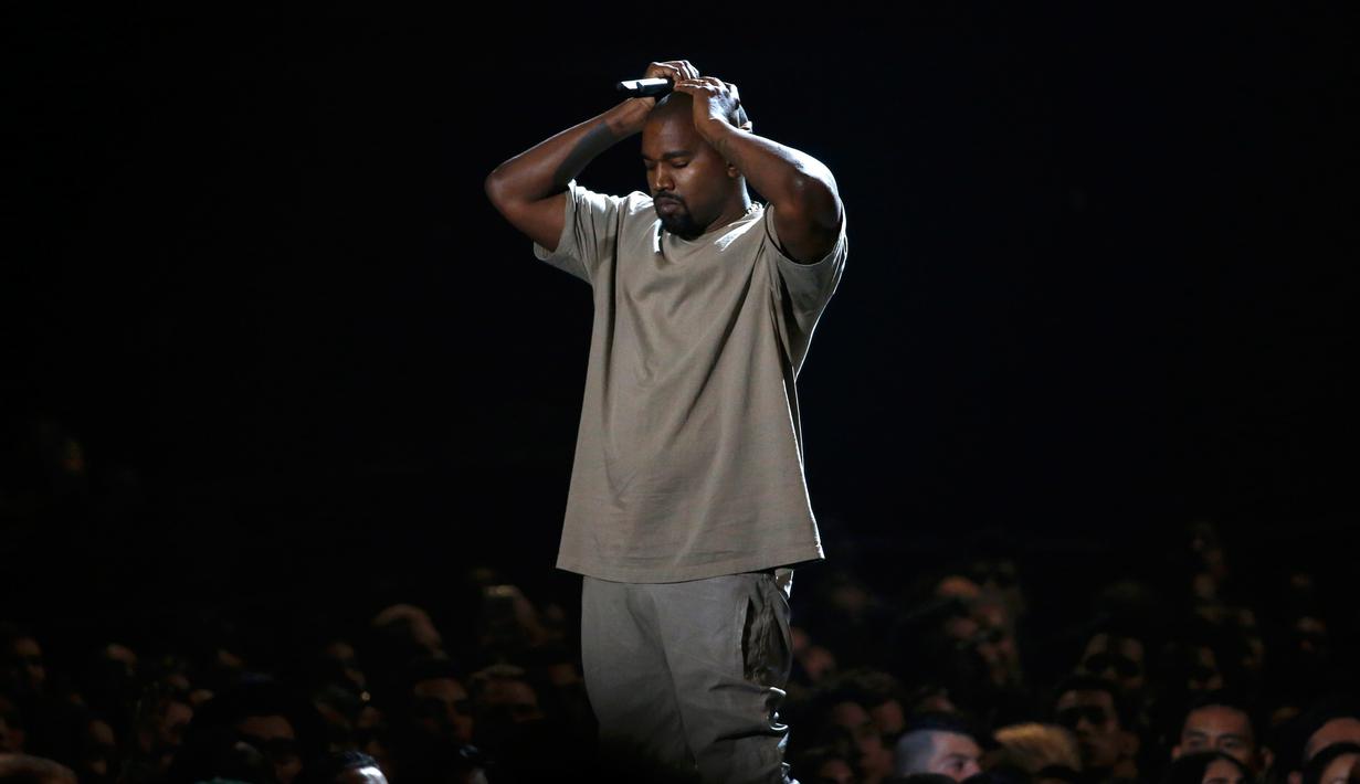 Penyanyi rap Kanye West saat menerima penghargaan di MTV Video Music Awards 2015, Los Angeles, Minggu (30/8). Pada kesempatan itu, suami dari Kim Kardashian tersebut memastikan diri bakal menjadi calon presiden AS tahun 2020.(REUTERS/Mario Anzuoni)