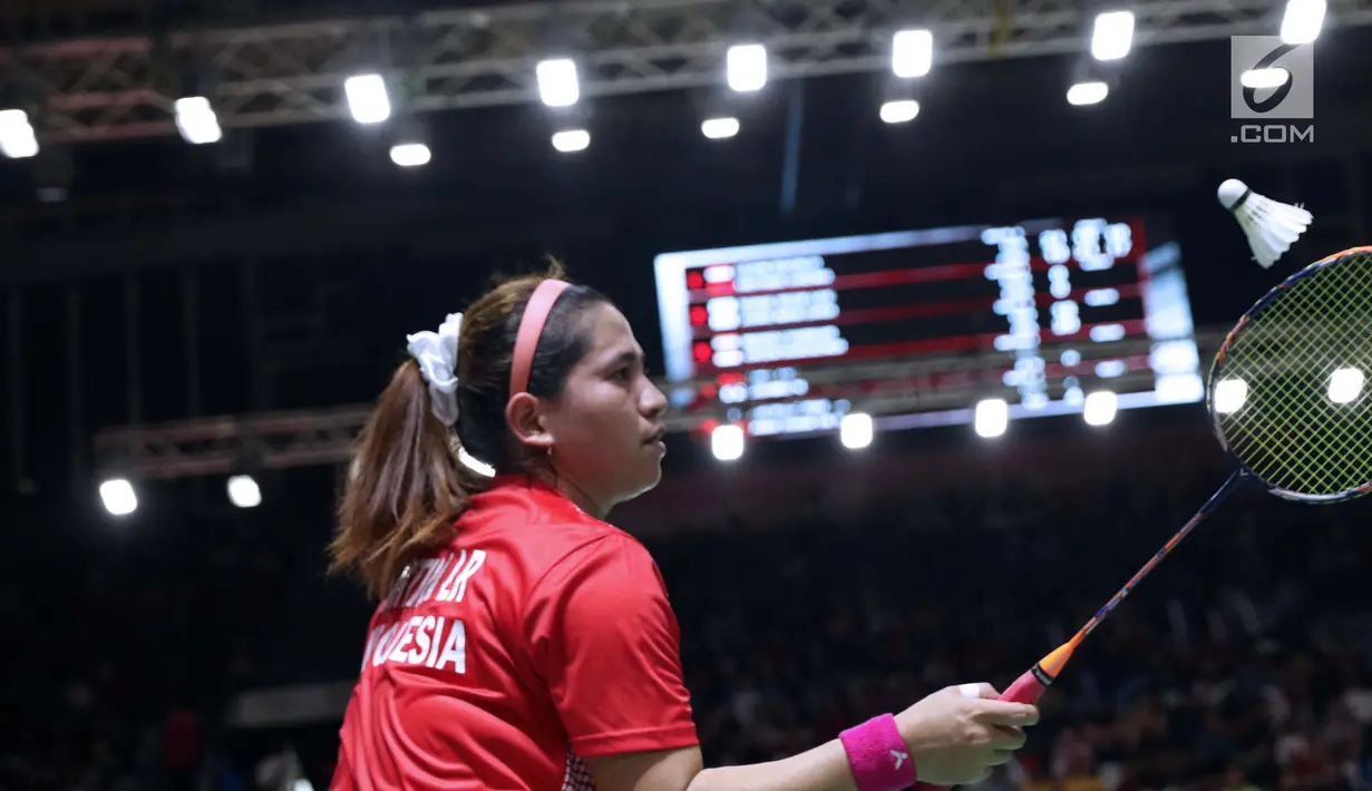 Atlet para bulutangkis tunggal putri Indonesia, Oktila Laeni Ratri saat final tunggal putri SL 4 Asian Para Games 2018 melawan Cheng Hefang (China) di Istora GBK Jakarta, Jumat (12/10). Oktila kalah 1-2. (Liputan6.com/Helmi Fithriansyah)