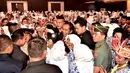 Presiden Joko Widodo foto bersama peserta saat membuka Rakernas IWAPI XXVIII di Padang, Senin (8/10). Jokowi menyebut pengusaha perempuan lebih gigih, ulet, teliti, dan perhitungan dari pengusaha laki-laki. (Liputan6.com/Pool/Biro Pers Setpres)