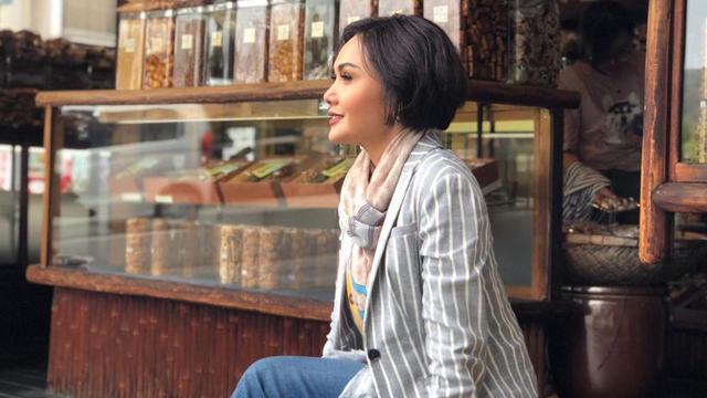 FOTO: Gaya Yuni Shara saat Pakai Blazer, Tetap Menawan