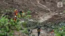 Tim SAR gabungan berusaha mencari sisa korban tanah longsor akibat gempa Cianjur di kawasan Cugenang, Kabupaten Cianjur Jawa Barat, Jumat (25/11/2022). Upaya pencarian korban terpaksa dihentikan sementara akibat hujan. (Liputan6.com/Helmi Fithriansyah)