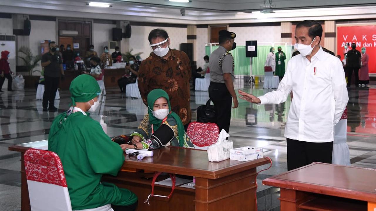 Presiden Joko Widodo atau Jokowi meninjau vaksinasi Covid-19 untuk para pelayan publik di Jawa Tengah, Rabu (10/3/2021).