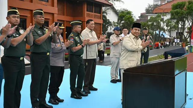 Presiden Prabowo Subianto memberikan taklimat di Sekolah Staf dan Komando TNI Angkatan Darat (Seskoad), Bandung, Jawa Barat, Senin (25/5/2025).