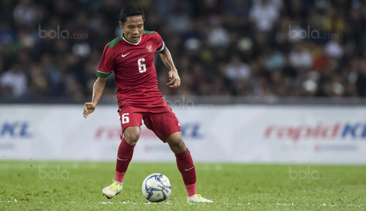 Gelandang Timnas Indonesia, Evan Dimas, mengontrol bola saat melawan Malaysia pada semifinal SEA Games di Stadion Shah Alam, Selangor, Sabtu (26/8/2017). Indonesia kalah 0-1 dari Malaysia. (Bola.com/Vitalis Yogi Trisna)