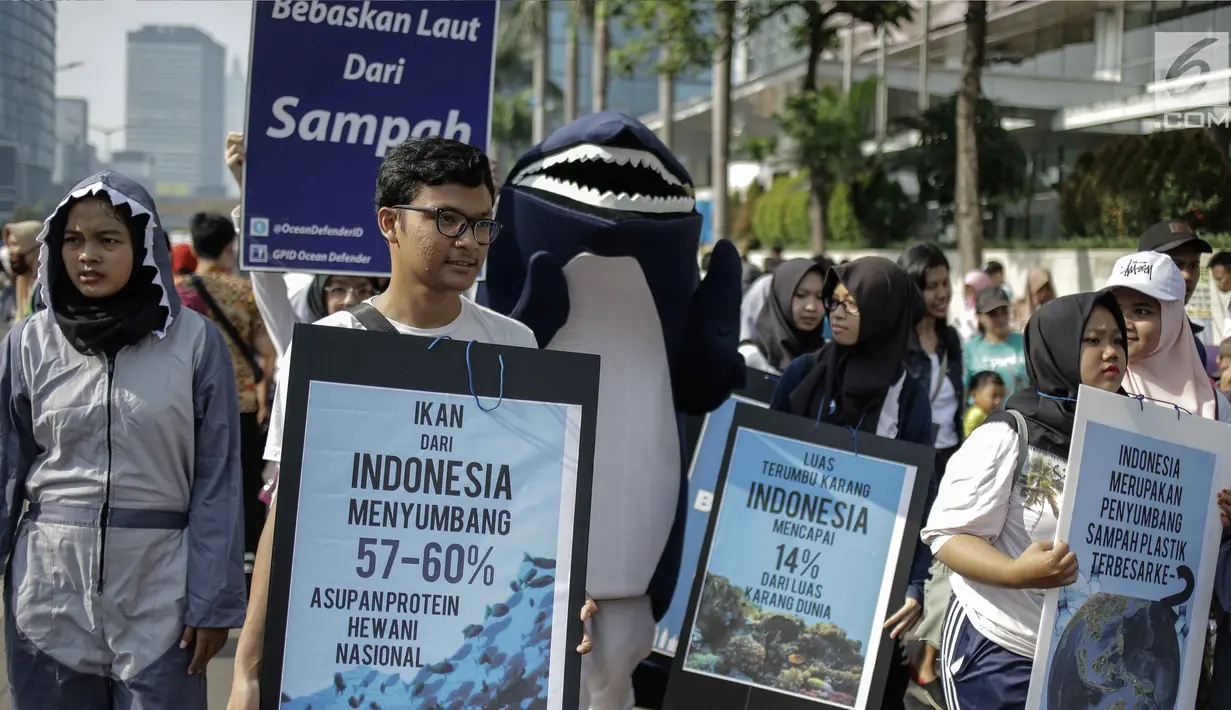 Sejumlah mahasiswa menggelar aksi kampanye tentang kehidupan biota laut saat CFD di Kawasan Bunderan HI, Jakarta, Minggu (4/3). Mereka mengajak masyarakat untuk menjaga lautan dari sampah dan terumbu karang dari kerusakan. (Liputan6.com/Faizal Fanani)