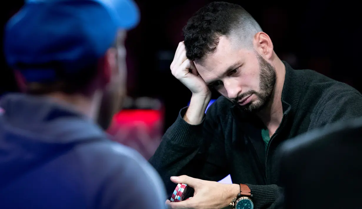 Alex Livingston dari Kanada saat bermain di meja final World Series of Poker di Las Vegas (14/7/2019). Tabel final Poker Main Event 2019 World Series menyisakan sembilan pemain yang tersisa dalam pertarungan mendapatkan hadiah $ 10 juta. (Steve Marcus/Las Vegas Sun via AP)