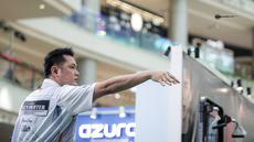 Tirta Suparjo kembali keluar sebagai juara dalam ajang Darts National Competition 2025, Minggu (23/11/2025). Ia sukses mempertahankan titelnya dalam laga final kategori steel tip yang berlangsung di PIK Avenue, Jakarta. (Bola.com/Bagaskara Lazuardi)