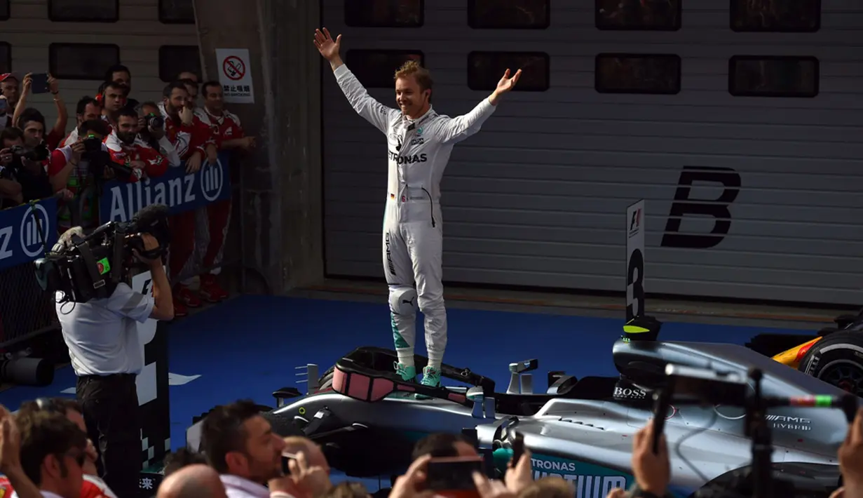 Ekspresi pebalap Mercedes, Nico Rosberg, setelah menjadi juara F1 GP China di Sirkuit Internasional Shanghai, China, Minggu (17/4/2016). (AFP/Johannes Eisele)