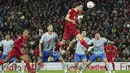 Bermain di Anfield, The Reds menggempur Setan Merah sejak menit awal. MU tampak kelimpungan menghadapi serangan. Pertandingan nampaknya berat sebelah, Liverpool terlalu perkasa. (AP/Jon Super)