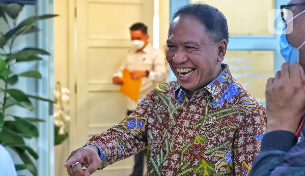 Menteri Pemuda dan Olahraga (Menpora) RI, Zainudin Amali tiba untuk menerima audiensi perwakilan klub Liga 2 di Jakarta, Senin (16/1/2023). Hasil rapat Exco PSSI yang memutuskan Liga 2 2022 dihentikan membuat kaget semua klub Liga 2 dan pecinta sepak bola Indonesia (Liputan6.com/Angga Yuniar)