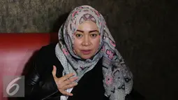 Penyanyi Melly Goeslaw menjawab pertanyaan wartawan usai latihan nyanyi buat HUT SCTV di Jakarta, Jumat (19/8/2016). Melly dan Syahrini akan tampil duet di malam puncak HUT SCTV ke 26. (Liputan6.com/Herman Zakharia)