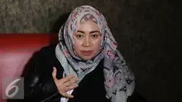 Penyanyi Melly Goeslaw menjawab pertanyaan wartawan usai latihan nyanyi buat HUT SCTV di Jakarta, Jumat (19/8/2016). Melly dan Syahrini akan tampil duet di malam puncak HUT SCTV ke 26. (Liputan6.com/Herman Zakharia)