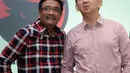 Pasangan cagub/cawagub petahana Djarot Saiful Hidayat dan Basuki Tjahaja Purnama (Ahok) jelang memberi keterangan di Jakarta, Rabu (15/2). Dalam keterangannya, Ahok mengucapkan terima kasih kepada pendukungnya. (Liputan6.com/Helmi Fithriansyah)