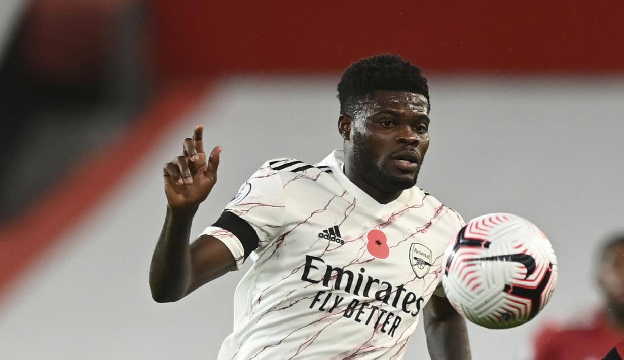 4. Thomas Partey (Arsenal) - Gelandang bertahan asal Ghana ini tampil apik menjaga pertahanan dan memutus serangan tim lawan. Pada laga Arsenal melawan Manchester United, Partey tampil heroik saat memenangkan duel dengan tiga pemain United. (Shaun Botterill/Pool via AP)