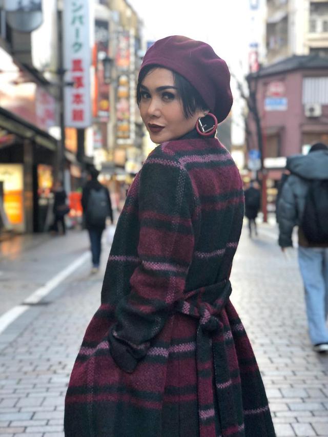 Gaya Yuni Shara yang Selalu Pakai Topi, Cantik dan Memesona