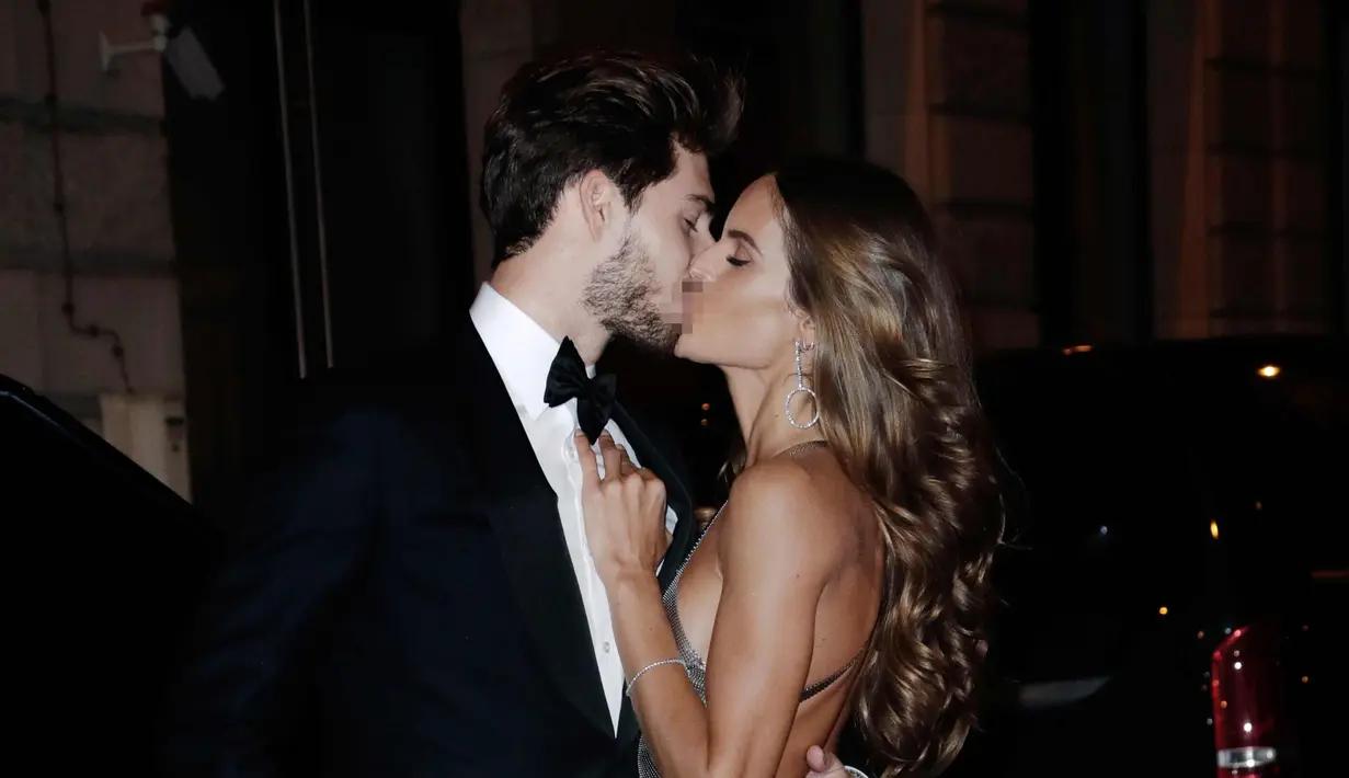 Kiper Paris Saint-Germain, Kevin Trapp dan pacar model Brasil Izabel Goulart berciuman saat mereka tiba menghadiri ulang tahun rekan setimnya Neymar yang ke 26 di Pavillon Cambon di Paris (4/2). (AFP Photo/Thomas Samson)