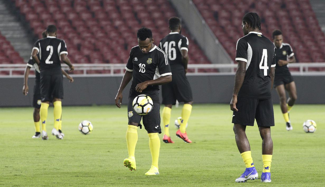 Para pemain Vanuatu melakukan pemanasan saat latihan di SUGBK, Jakarta, Jumat (14/6). Latihan ini persiapan jelang laga persahabatan melawan Timnas Indonesia. (Bola.com/Yoppy Renato)