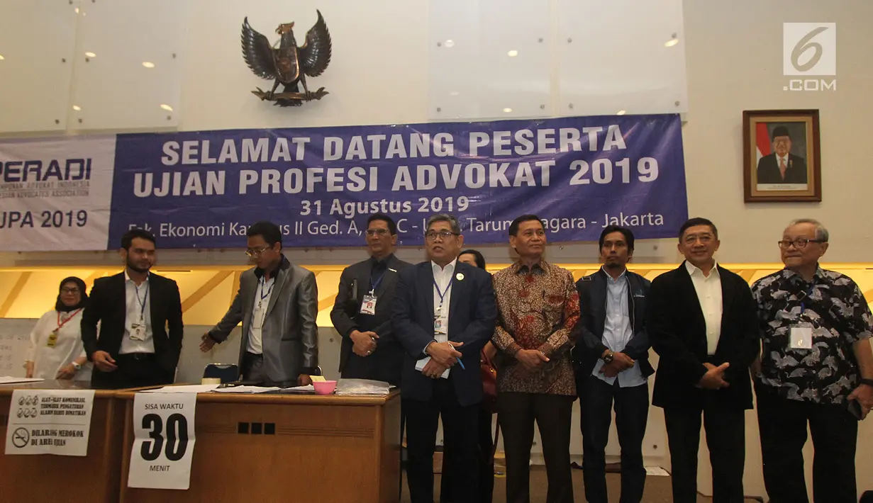 Ketua Umum DPN Peradi Fauzi Hasibuan bersama Dirjen HAM Kemenkumham Mualimin Abdi meninjau ujian profesi advokat di Universitas Taruma Negara, Jakarta, Sabtu (31/8/2019). PERADI secara serentak menyelenggarakan Ujian Profesi Advokat di 39 kota seluruh Indonesia. (Liputan6.com/Herman Zakharia)