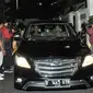 Tim penyidik KPK berada di dalam mobil Toyota Kijang usai penggeledahan di rumah Dirut PLN Sofyan Basir di Bendungan Hilir, Jakarta, Minggu (15/7). Penggeledahan terkait pengembangan kasus dugaan suap PLTU Riau-1. (Merdeka.com/Iqbal S Nugroho)