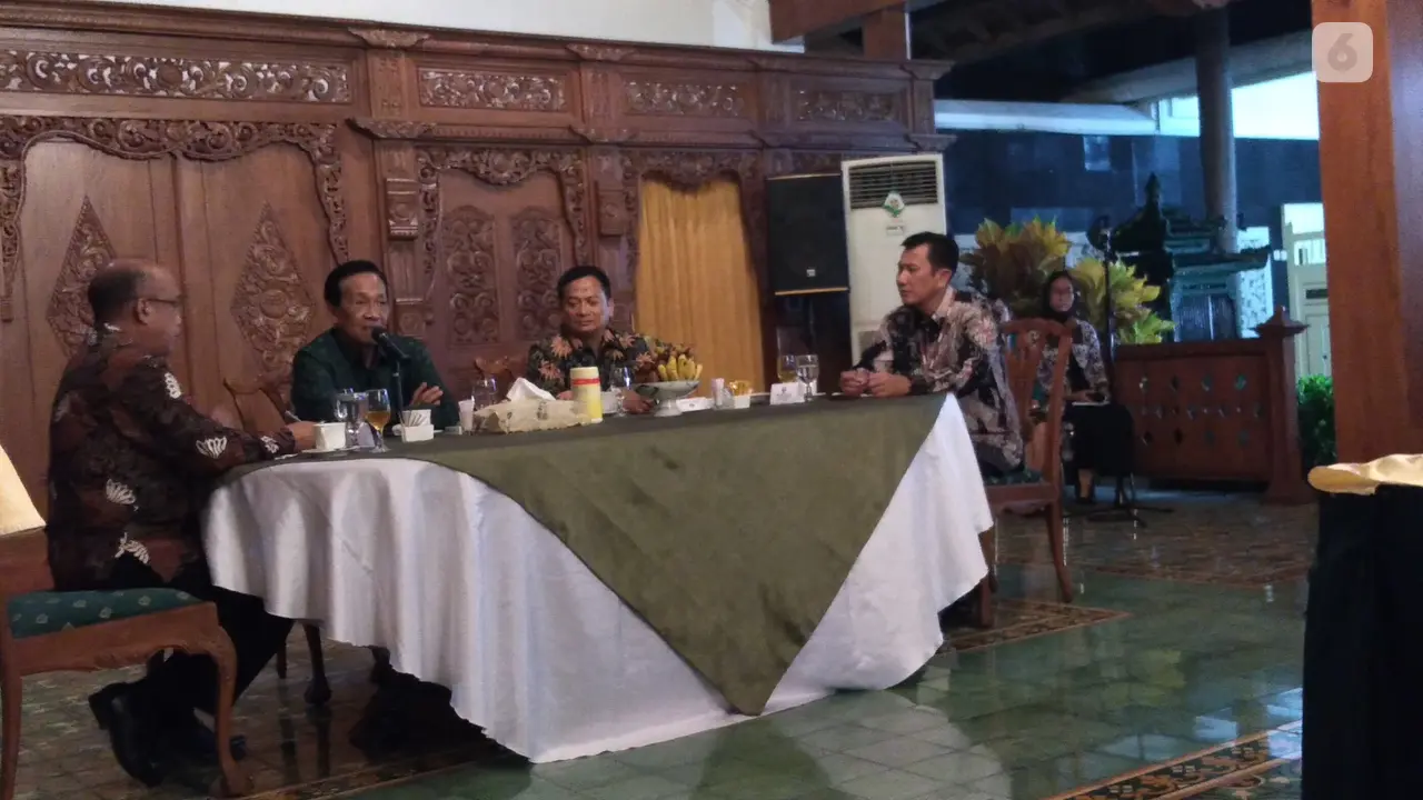 Sri Sultan Hamengkubuwono X dan Dirut PT PNM Arief Mulyadi (kanan)