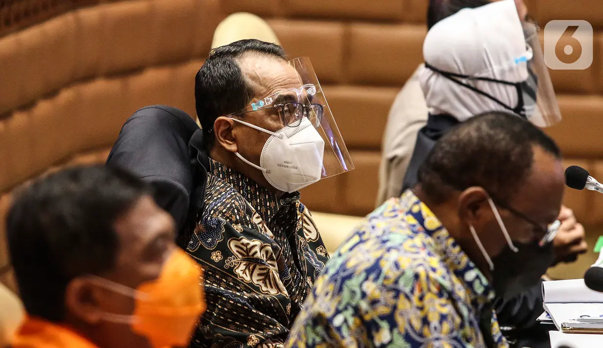 Menteri Perhubungan Budi Karya Sumadi mengikuti Rapat Dengar Pendapat bersama Komisi V DPR RI di Kompleks Parlemen Senayan, Rabu (25/11/2020). Rapat membahas kesiapan infrastruktur dan transportasi saat libur Natal 2020 dan Tahun Baru 2021 di tengah Pandemi Covid-19. (Liputan6.com/Johan Tallo)