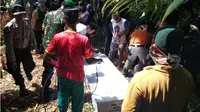 Ada lima jenazah korban tsunami Selat Sunda yang belum berhasil diidentifikasi. Namun, karena sudah lama terpaksa dimakamkan secara massal. (Liputan6.com/Yandhi Deslatama)