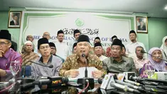 Ketum MUI Ma'ruf Amin (tengah) memberikan pernyataan mengenai kegiatan Lesbian, Gay, Biseksual dan Transgender (LGBT) di Jakarta, Rabu (17/2). MUI mengatakan bahwa kegiatan LGBT diharamkan dalam Islam dan agama samawi lainnya. (Liputan6.com/Faizal Fanani)