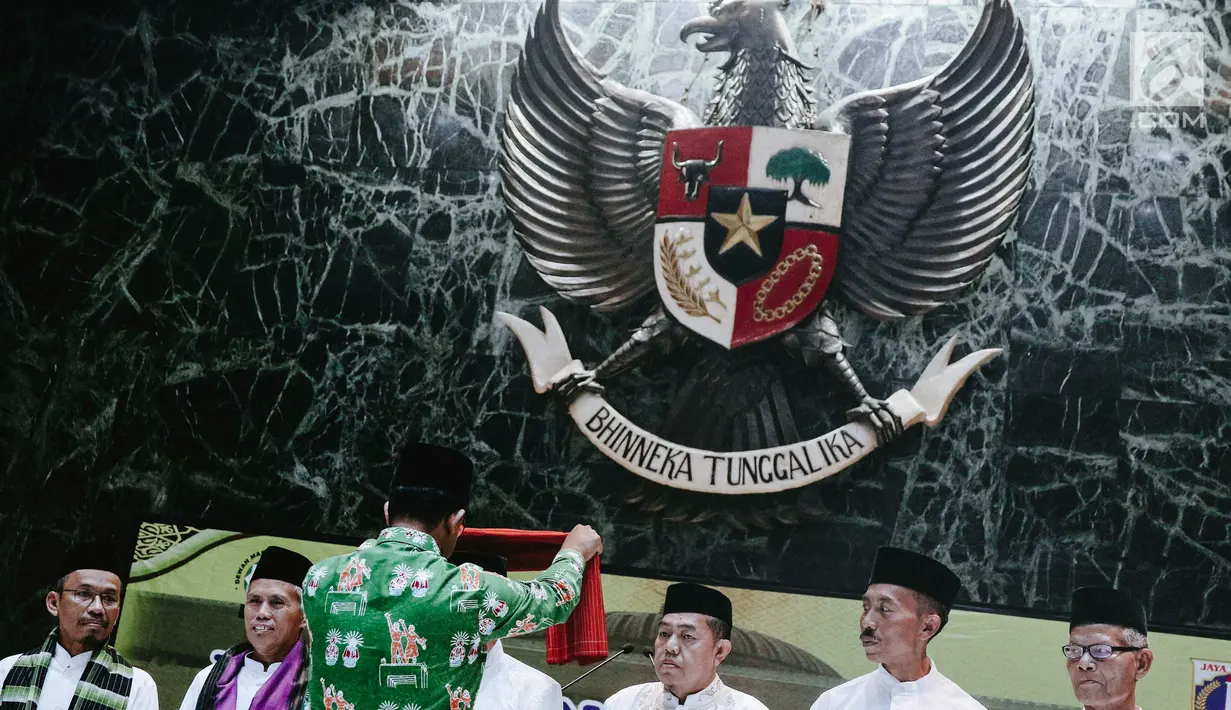 Gubernur DKI Jakarta Anies Baswedan saat melepas marbot masjid Jakarta untuk umrah di Balai Kota, Jumat (9/11). Sebanyak 100 marbot diberangkatkan bulan ini dan sisanya pada awal Desember 2018. (Liputan6.com/Immanuel Antonius)