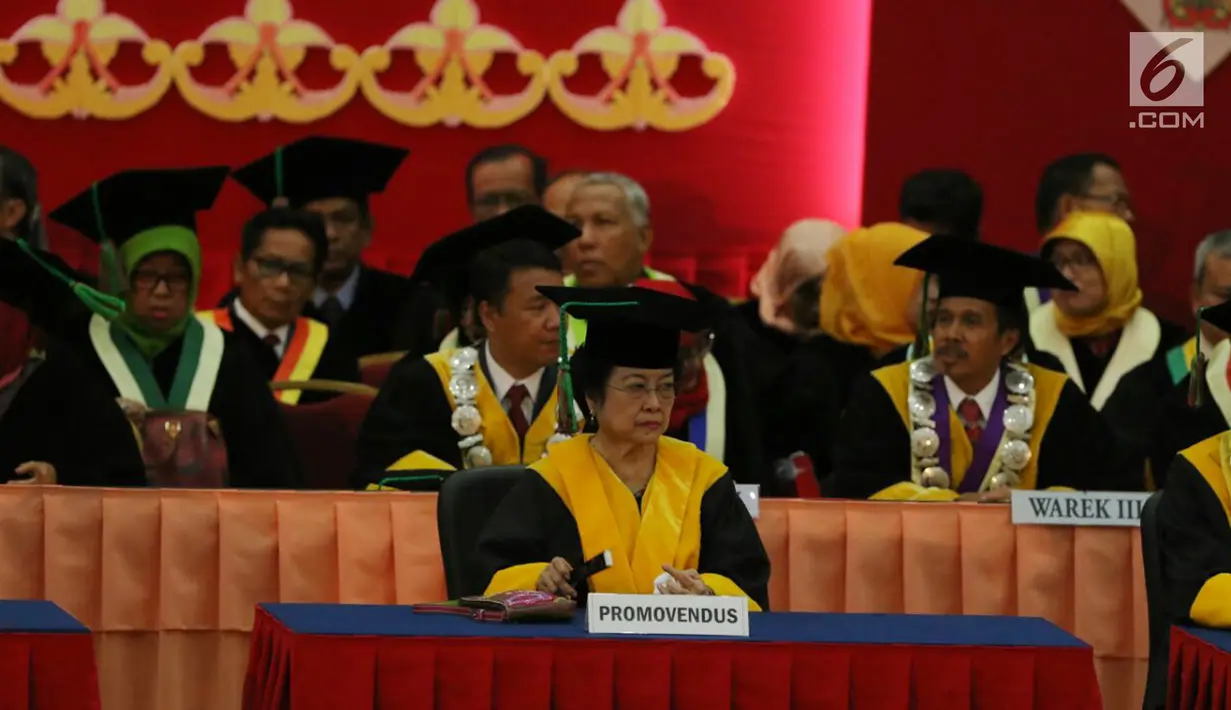 Presiden Kelima RI, Megawati Soekarnoputri ketika menghadiri pemberian gelar Doctor Honoris Causa dari Universitas Negeri Padang (UNP), Rabu (27/9). Sejumlah kerabat dan menteri kabinet turut hadir dalam acara tersebut. (Liputan6.com/Helmi Fithriansyah)