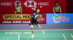 Pebulu tangkis tunggal putri Indonesia, Gregoria Mariska Tunjung berusaha melakukan smash ke arah wakil China, Wang Zhi Yi pada babak perempat final Indonesia Open 2024 di Istora, Senayan, Jakarta, Jumat, (07/06/2024). (Bola.com/Bagaskara Lazuardi)