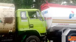 Kecelakaan terjadi di bypass Padang antara Truk Pertamina dengan truk pengangkut air. Truk Pertamina tiba-tiba mengerem mendadak akibat sebuah mobil avansa yang berada di depannya berhenti. 