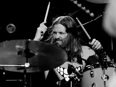 Drummer Foo Fighters Taylor Hawkins tampil pada pemutaran perdana Studio 666 di Fonda Theatre, Hollywood, Los Angeles, California, Amerika Serikat, 16 Februari 2022. Taylor Hawkins meninggal dunia pada usia 50 tahun. (Rich Fury/Getty Images/AFP)