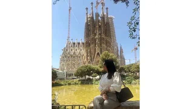 6 Gaya Liburan Bella Saphira di Barcelona, Mesra Bareng Suami