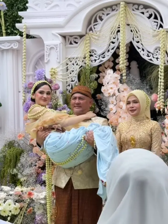 Penampilan Syifa Hadju saat Siraman pakai kain jumputan. [@kesharatuliu05]