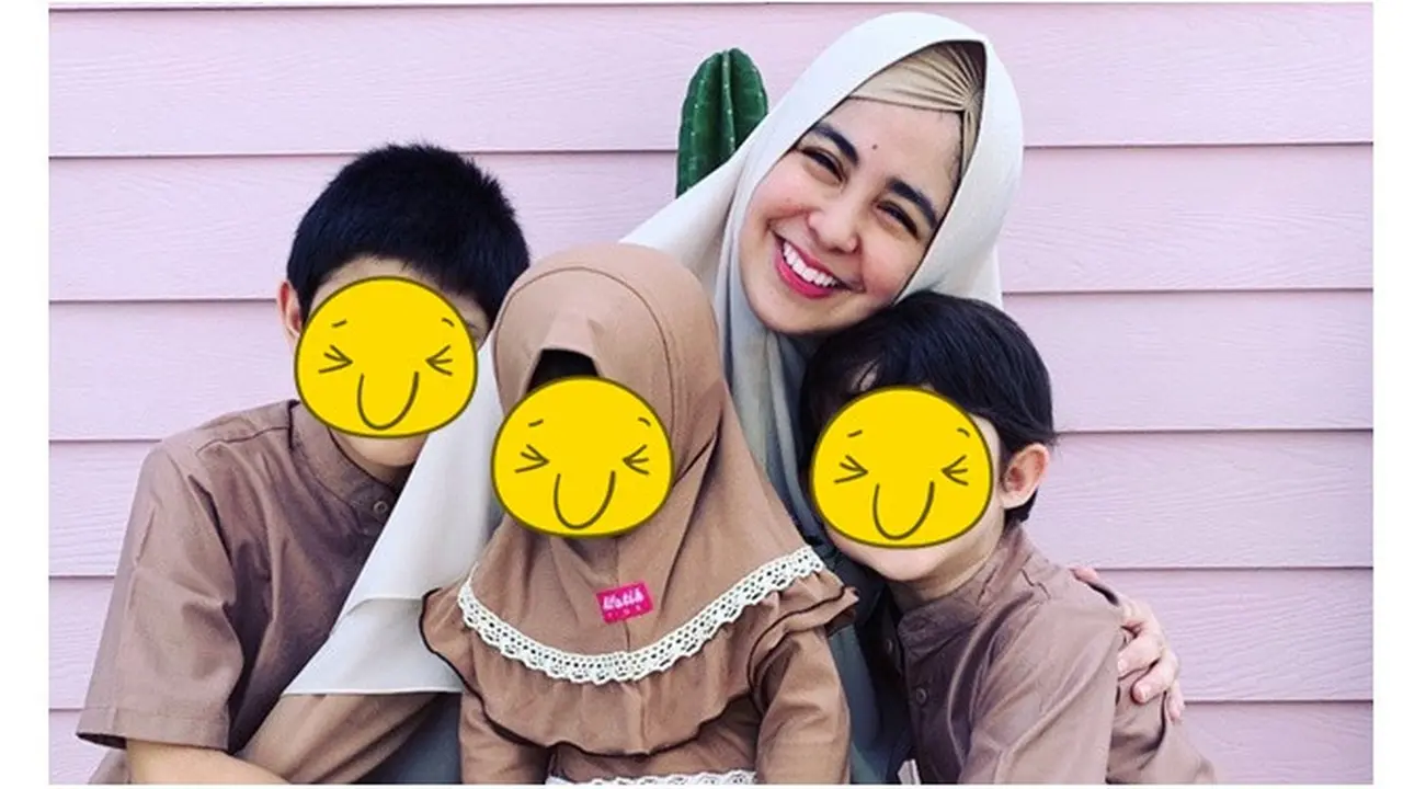 Tak Ingin Bahas Suami, Ini 6 Potret Risty Tagor Asuh Ketiga Anaknya