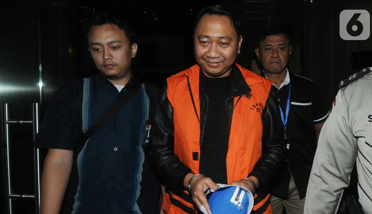 Bupati Lampung Utara Agung Ilmu Mangkunegara mengenakan rompi oranye usai menjalani pemeriksaan di Gedung KPK, Jakarta, Selasa (8/10/2019). KPK menahan Agung usai ditetapkan sebagai tersangka dalam kasus dugaan suap proyek Dinas PUPR dan Dinas Perdagangan di lingkungannya. (merdeka.com/Dwi Narwoko)