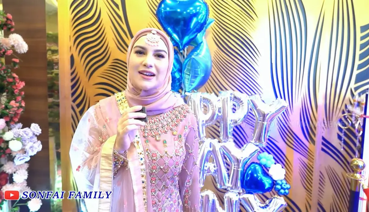 Sesuai dengan tema yang diusung, para selebriti yang hadir juga mengenakan outfit India. Tampak hadir diantaranya ada Irish Bella, Indra Bekti dan Aldila Jelita, Ashanty, Aurel Hermansyah dan Atta Halilintar, dan masih banyak lagi. [Youtube/SonFai Family]