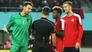 Panasnya laga membuat kiper Albania, Etrit Berisha (kiri) dan gelandang Austria, David Alaba, beberapa kali memprotes keputusan wasit pada uji coba di Stadion Ernst Happel, Wina, Minggu (27/3/2016) dini hari WIB. (Bola.com/Reza Khomaini)