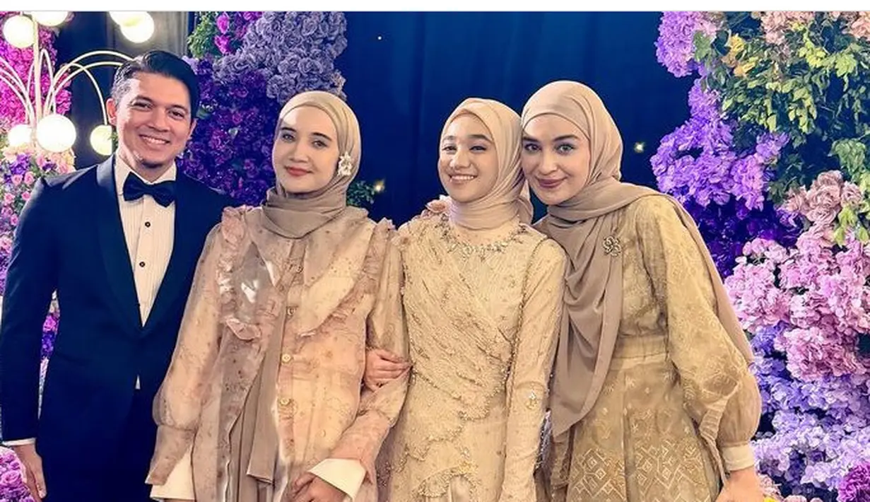 Shireen Sungkar mengenakan gaun warna coklat bernuansa earth tone. Serasi dengan kerudungnya. [@shireensungkar]