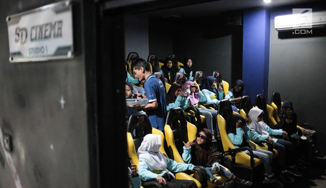 Anak-anak Panti Asuhan Rumah Amalia mencoba 5D Cinema saat mengikuti wisata edukasi di wahana Skyworld TMII, Jakarta, Minggu (25/8/2019). Kegiatan tersebut untuk mengenalkan dunia antariksa sejak dini kepada anak-anak. (Liputan6.com/Faizal Fanani)