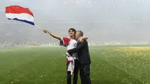 Deschamps dan putranya, Dylan. (AP/Martin Meissner)