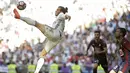 Aksi Gareth Bale menghalau bola saat melawan Eibar pada lanjutan La Liga Spanyol 2016-2017 di Stadion Santiago Bernabeu, Madrid, Minggu (2/10/2016). (EPA/Emilio Naranjo)